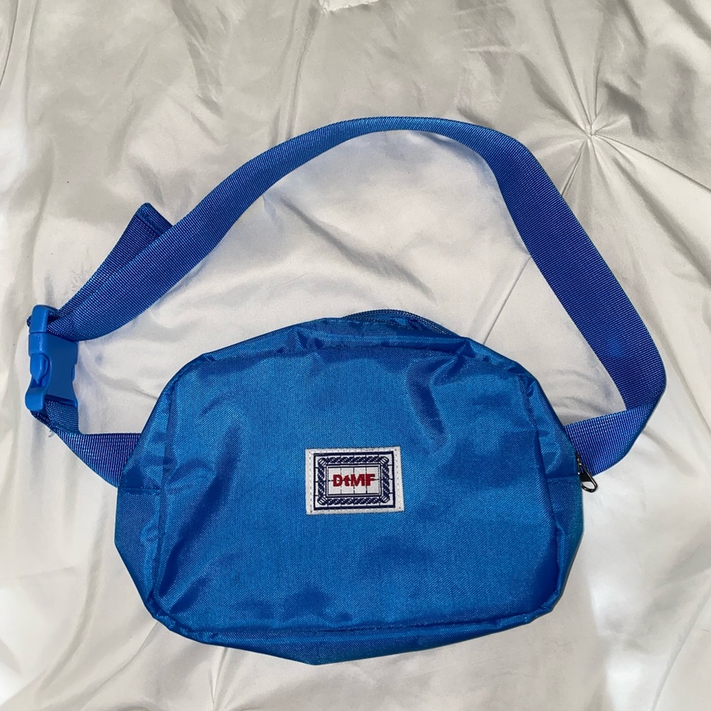 BAD BUNNY Debi tirar mas fotos - DTMF Blue Fanny pack